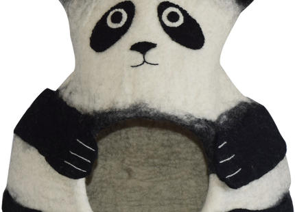 Schwarzer und weisser Panda in der Dharma-Karma-Höhle