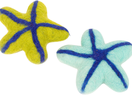 Zwei blaue und grüne Seesterne für maritimes Flair