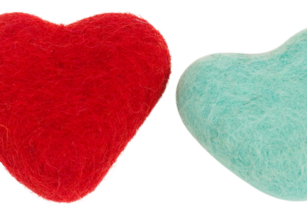 Zwei bunte Dharma-Karma-Herzen, handgefertigt, liebevoll gestaltet