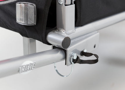 Schwarzer und roter Fahrradanhänger von Trixie für Haustiere