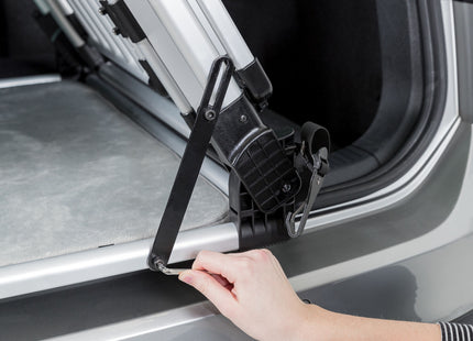 Schützendes Universal-Heckgitter in Silber-Schwarz von Trixie