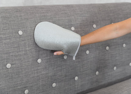 Sanfter Fusselhandschuh in Grau für die schnelle Reinigung von Haustierfell