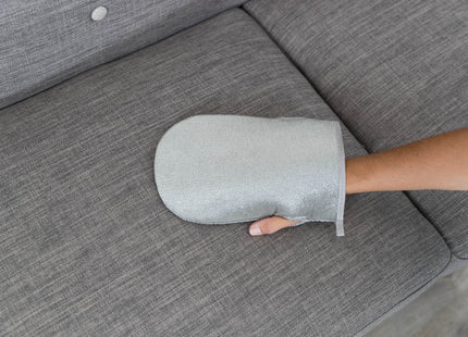 Sanfter Fusselhandschuh in Grau für die schnelle Reinigung von Haustierfell