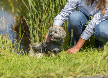 Frottee-Bademantel in Grau für Hunde von Trixie - nach dem Baden kuschelig trocken bleiben