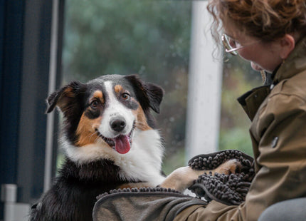 Weiches graues Handtuch mit praktischen Handlaschen aus Mikrofaser