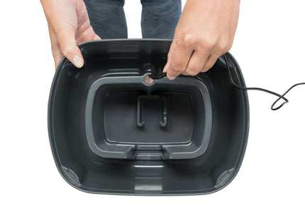 Trinkbrunnen für Katzen in Grau-Weiss mit polygonalem Design