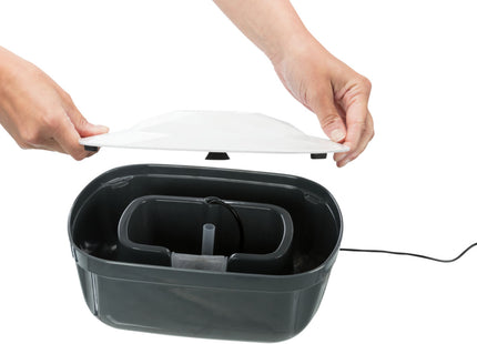 Trinkbrunnen für Katzen in Grau-Weiss mit polygonalem Design