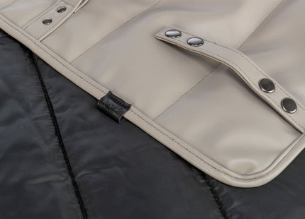 Stilvolle Reisedecke in Hellgrau mit Kunstlederbesatz von Trixie